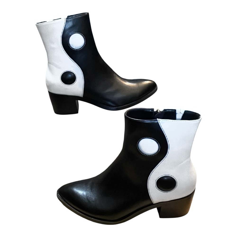 MCLC “Balancing Act” Black & White Yin-Yang Ankle Boots‎ Size 6 NWOB